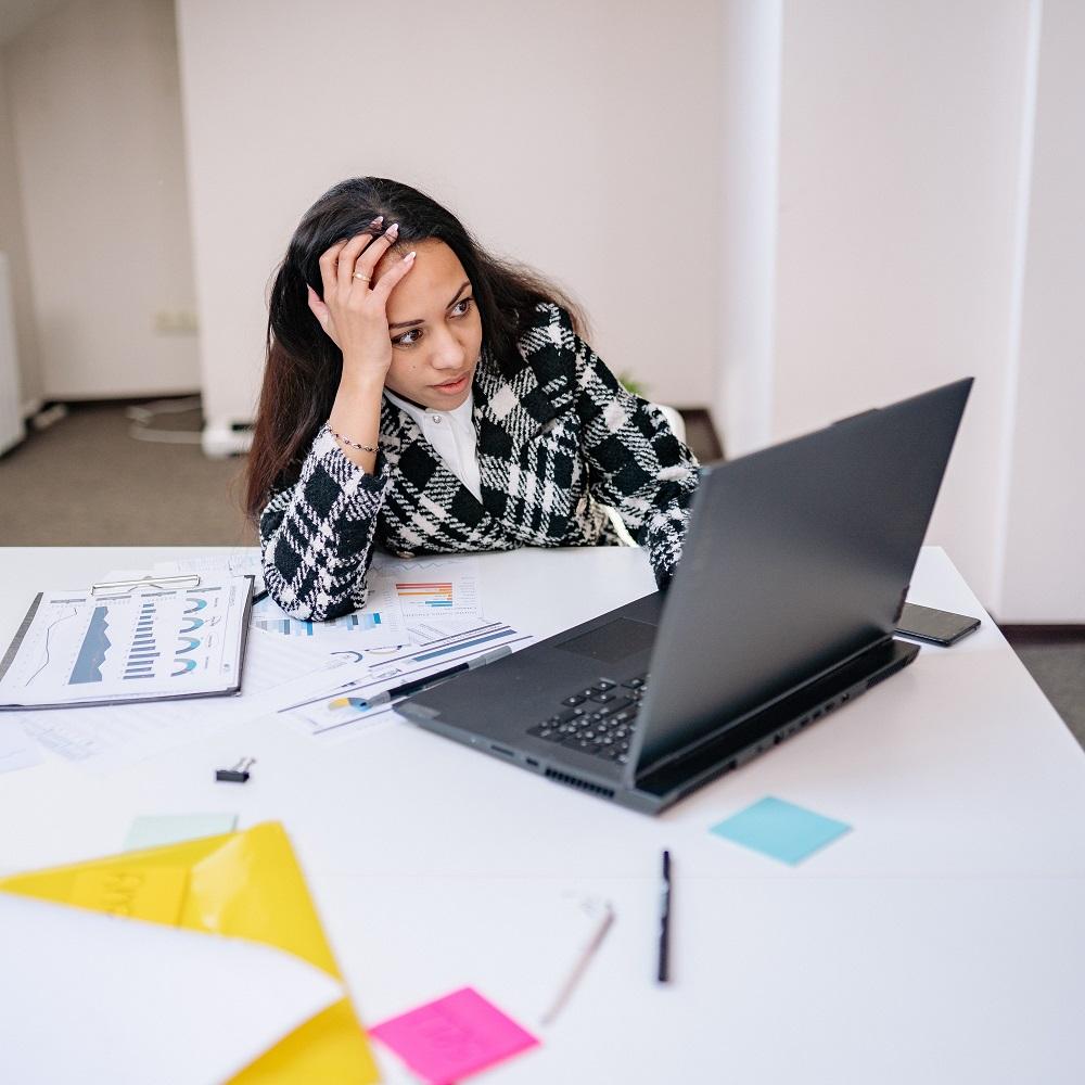 femme dans un bureau avec ordinateur