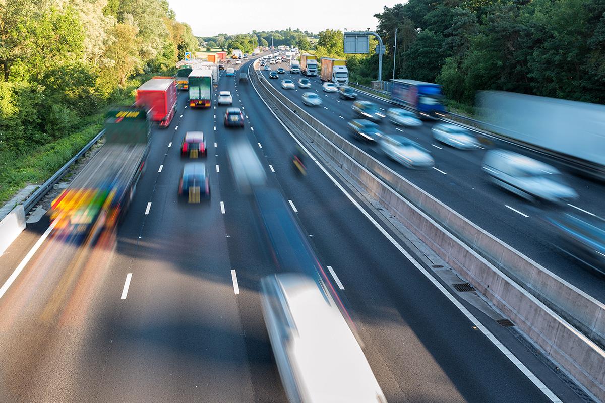 Autoroute pleine de voitures roulant à vive allure / Snelweg vol te hard rijdende auto's