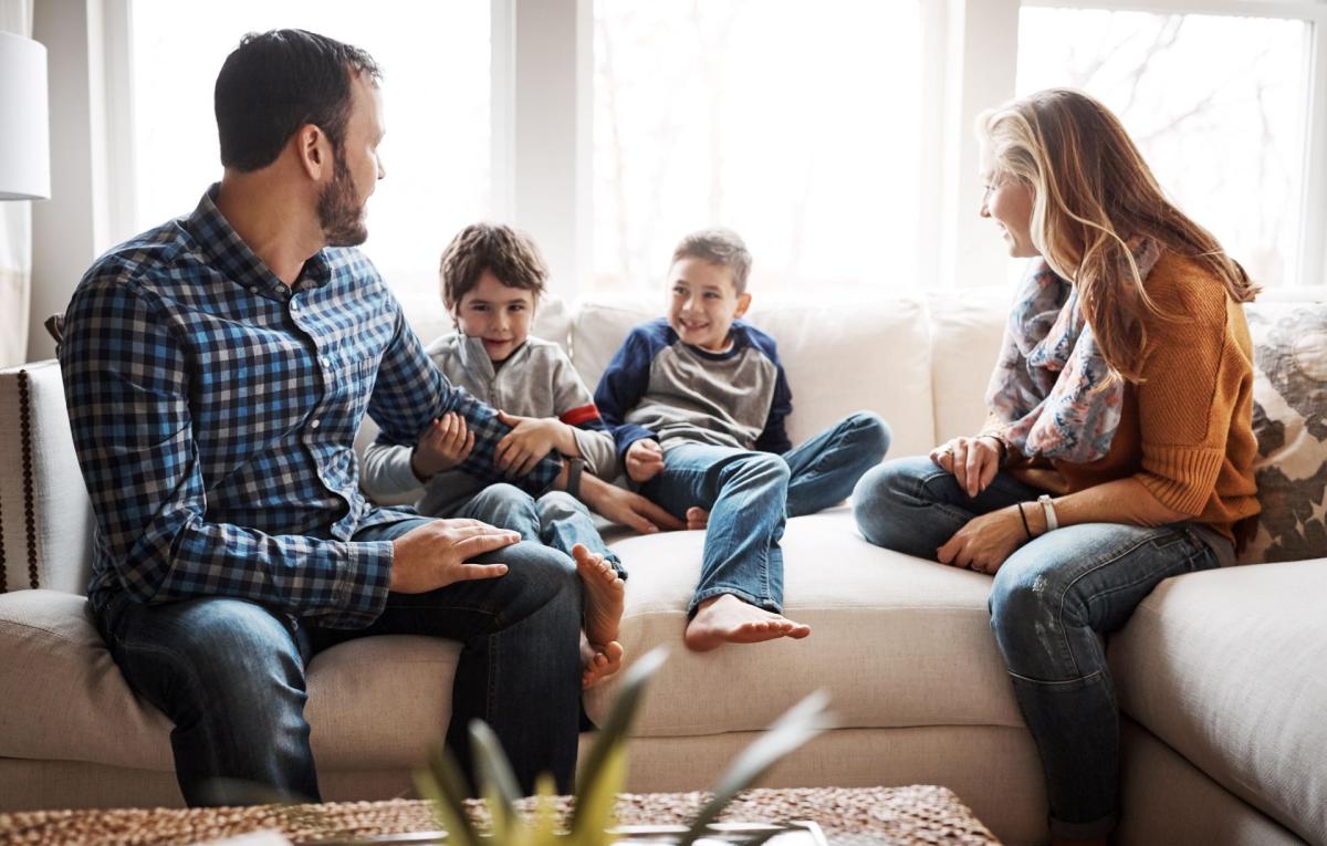 Famille avec deux parents et deux enfants, illustration d’une étude sur la parentalité, la santé mentale et l’incapacité de travail en Belgique