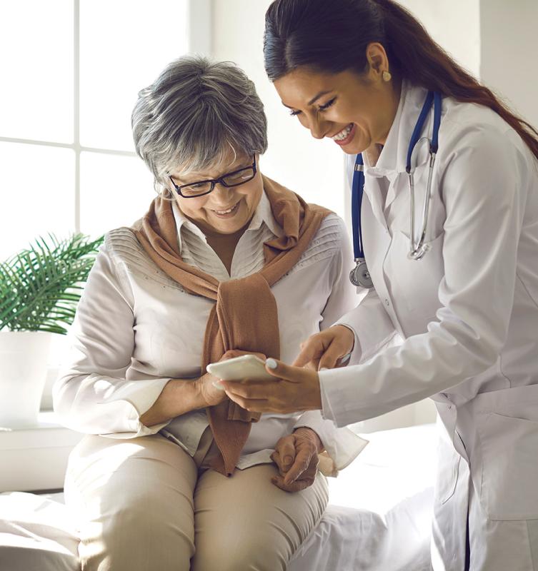 femme assise sur un lit avec un médecin