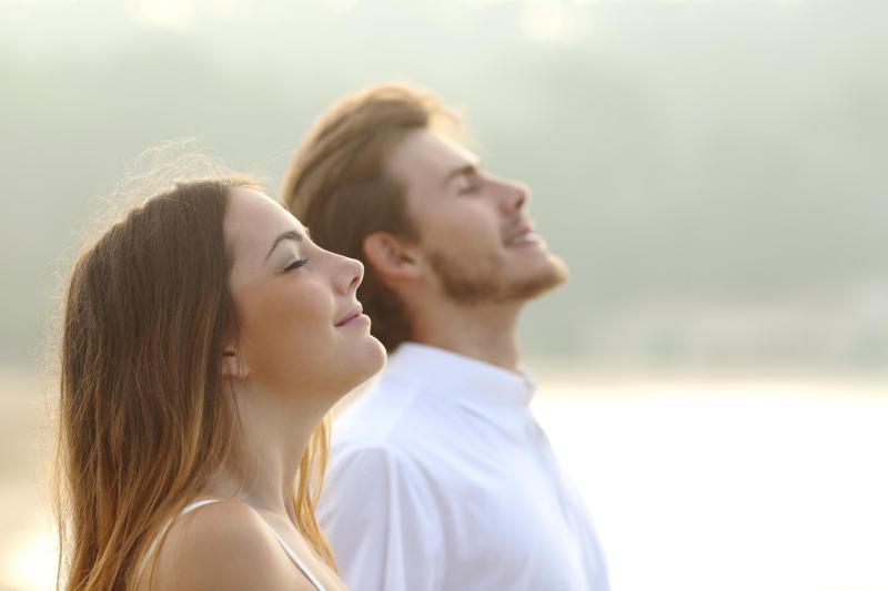 2 personnes qui respirent / 2 personen die frisse lucht ademen