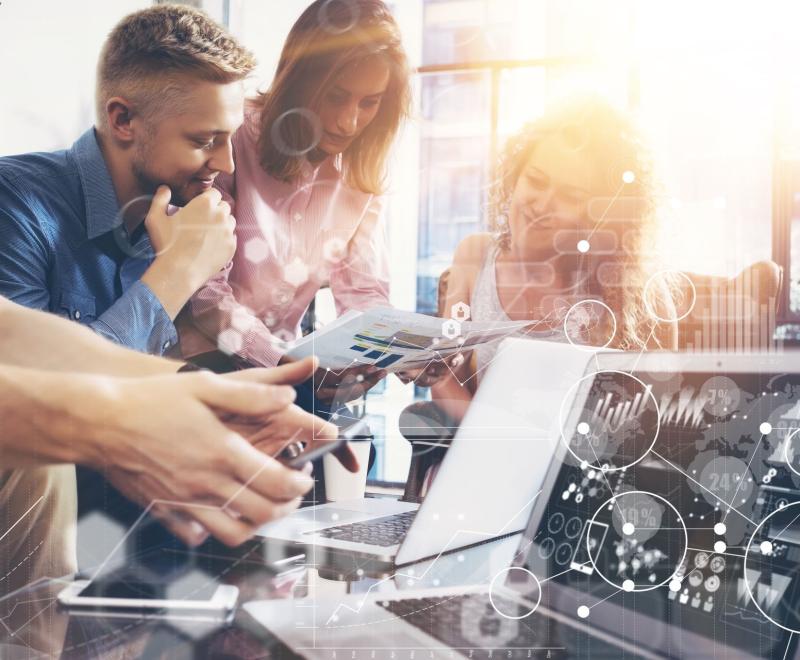 Equipe collabore sur un projet IT / Team dat samenwerkt aan een IT-project