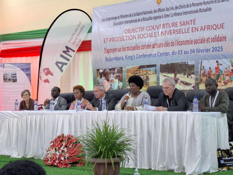 Table ronde lors de la 3ᵉ Conférence Internationale Mutualiste à Bujumbura, avec des experts discutant de la couverture santé et de la protection sociale universelle en Afrique.