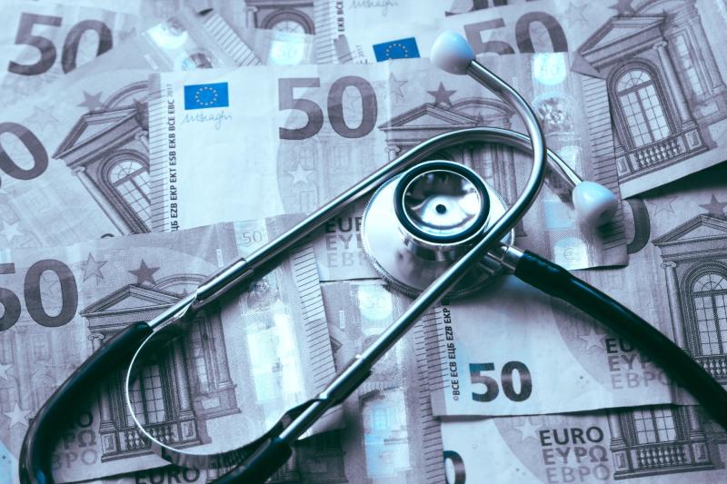 Stéthoscope posé sur des billets de 50 euros, symbolisant le financement des soins de santé, les coûts médicaux ou le budget de la santé