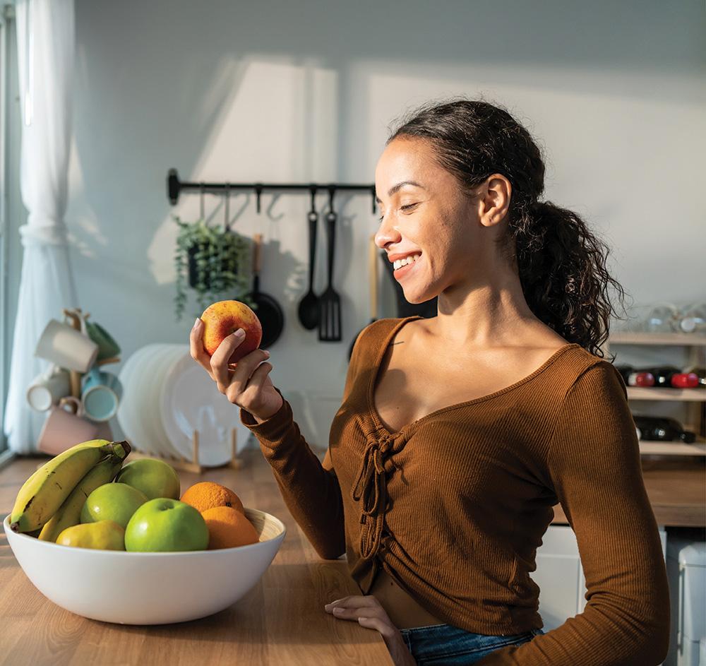 femme mange des fruits femme mange des fruits