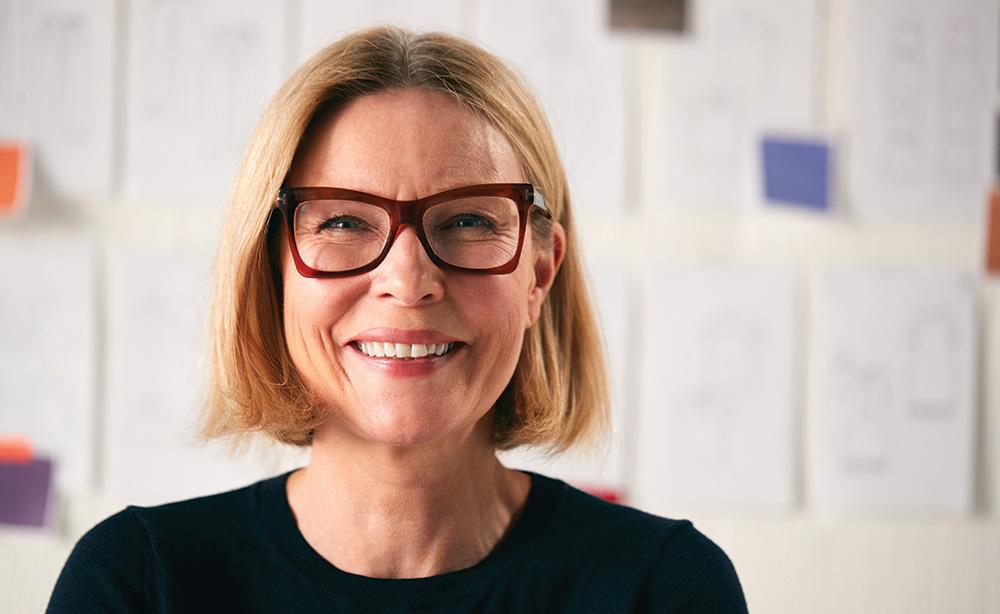 femme avec des lunettes et une chemise noire