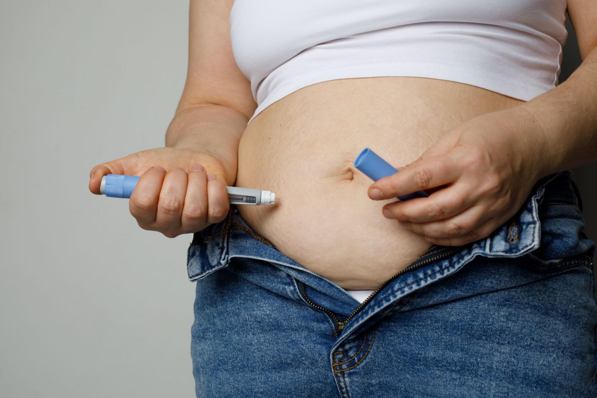 Een vrouw injecteert Semaglutide in haar maag