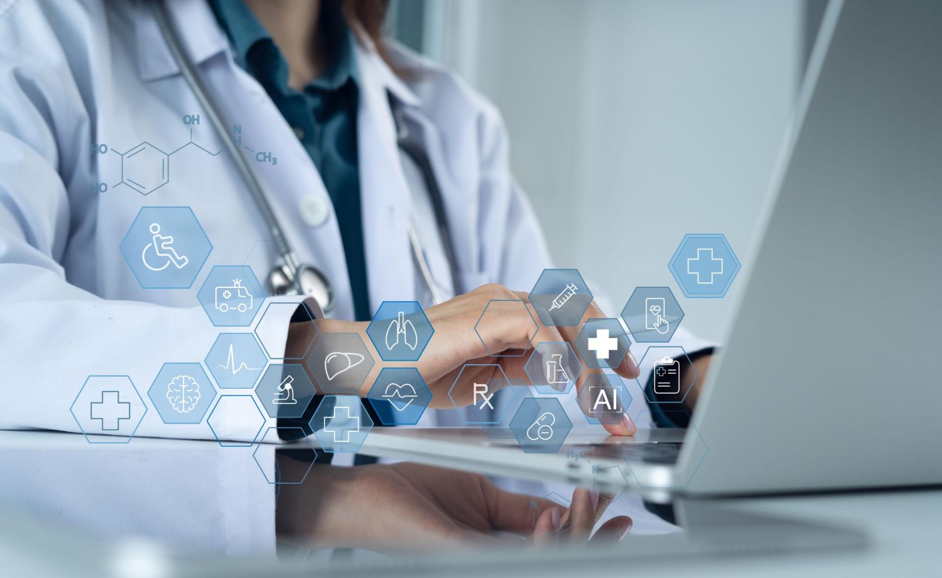 Médecin en blouse blanche utilisant un ordinateur portable, avec des icônes holographiques représentant des données de santé numériques, l'intelligence artificielle (IA), des organes humains, et des symboles médicaux.