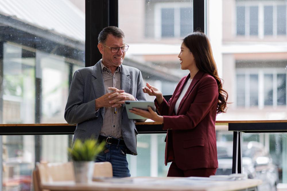 deux personnes qui parlent du budget supplémentaire qui enforce les soins psychologiques